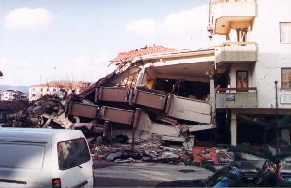 Başbakanlık Kriz Yönetim Merkezinin açıklamasına göre; ölü sayısı 845, yaralı sayısı 4.948, depremde hasar gören ve derhâl yıkılması gereken bina sayısı 3.395, yıkık ya da ağır hasarlı ev sayısı 12.939, iş yeri sayısı ise 2.450'dir. Depremden sonra Bolu'ya bağlı Düzce ilçesi, Türkiye'nin 81. ili oldu.