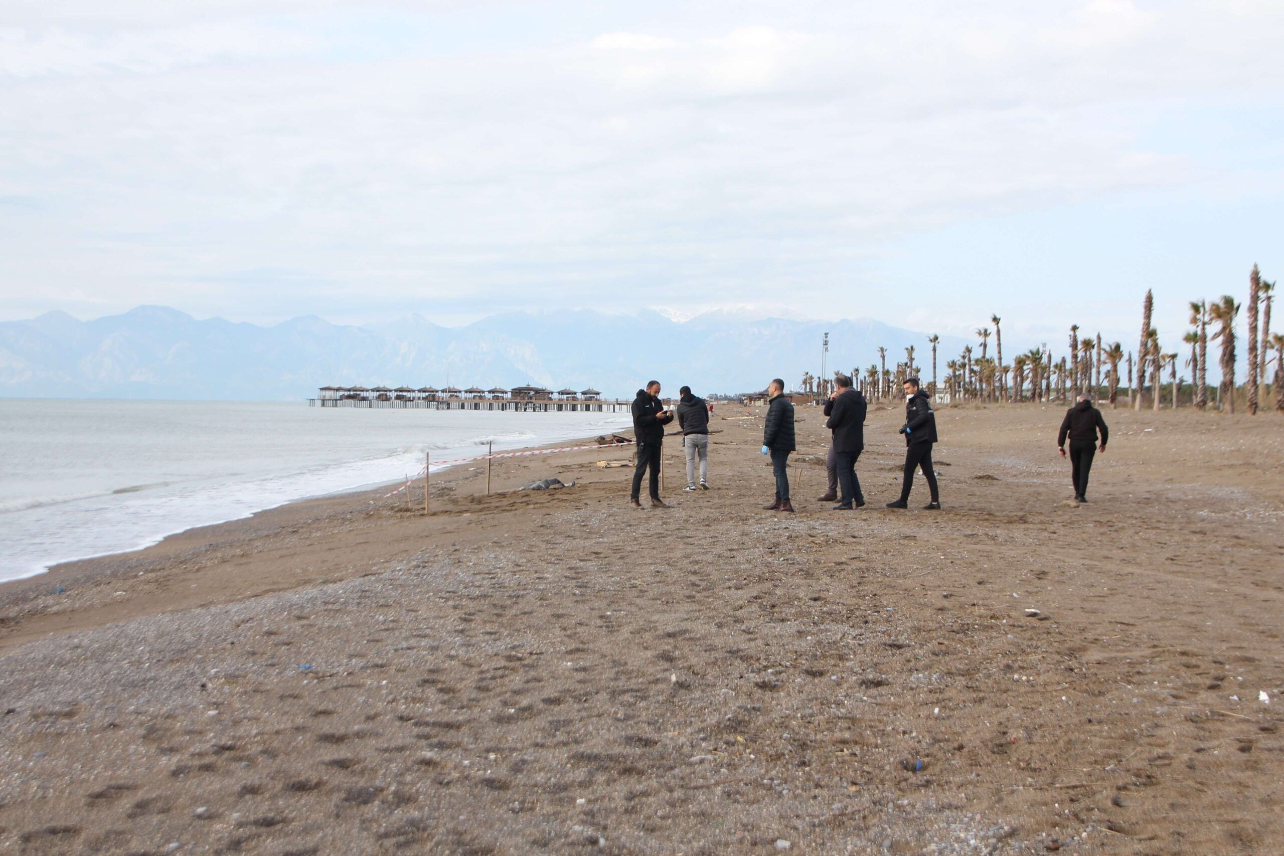 Antalya’nın Serik ilçesinde bir otelin sahilinde 2 ceset bulundu