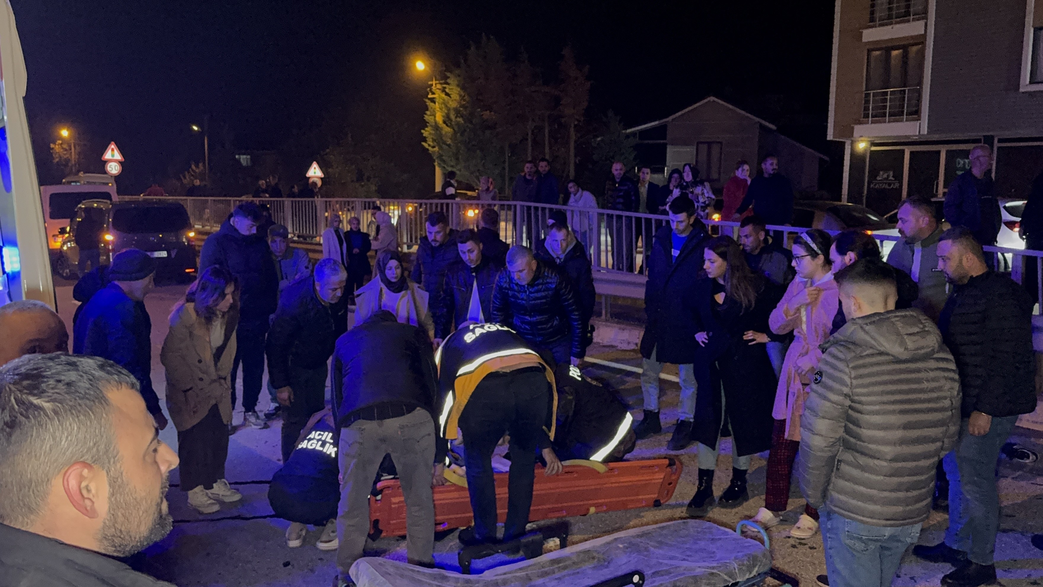 KAZA YERİNDEN GEÇEN DOKTOR YARALIYI HAYATA DÖNDÜRDÜ