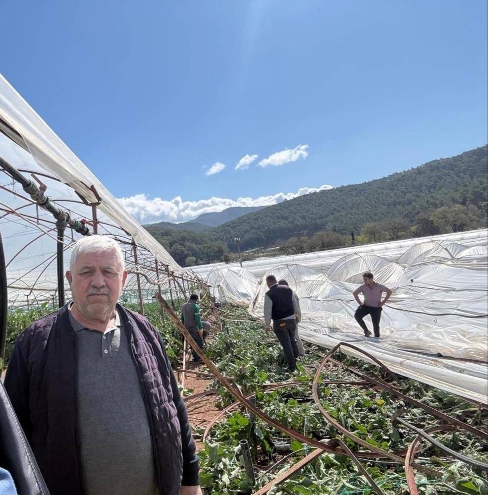 Kumluca’da hortum seraları vurdu, 10 dönüm alan zarar gördü