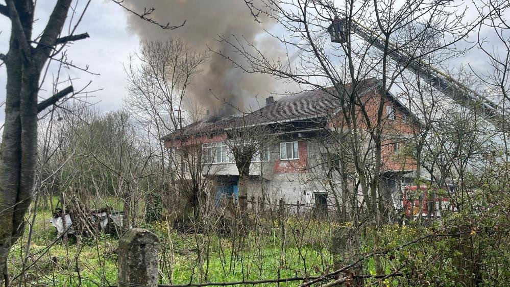 Çaycuma'da ev yangını korku ve paniğe yol açtı, patlama anı amatör kameraya yansıdı