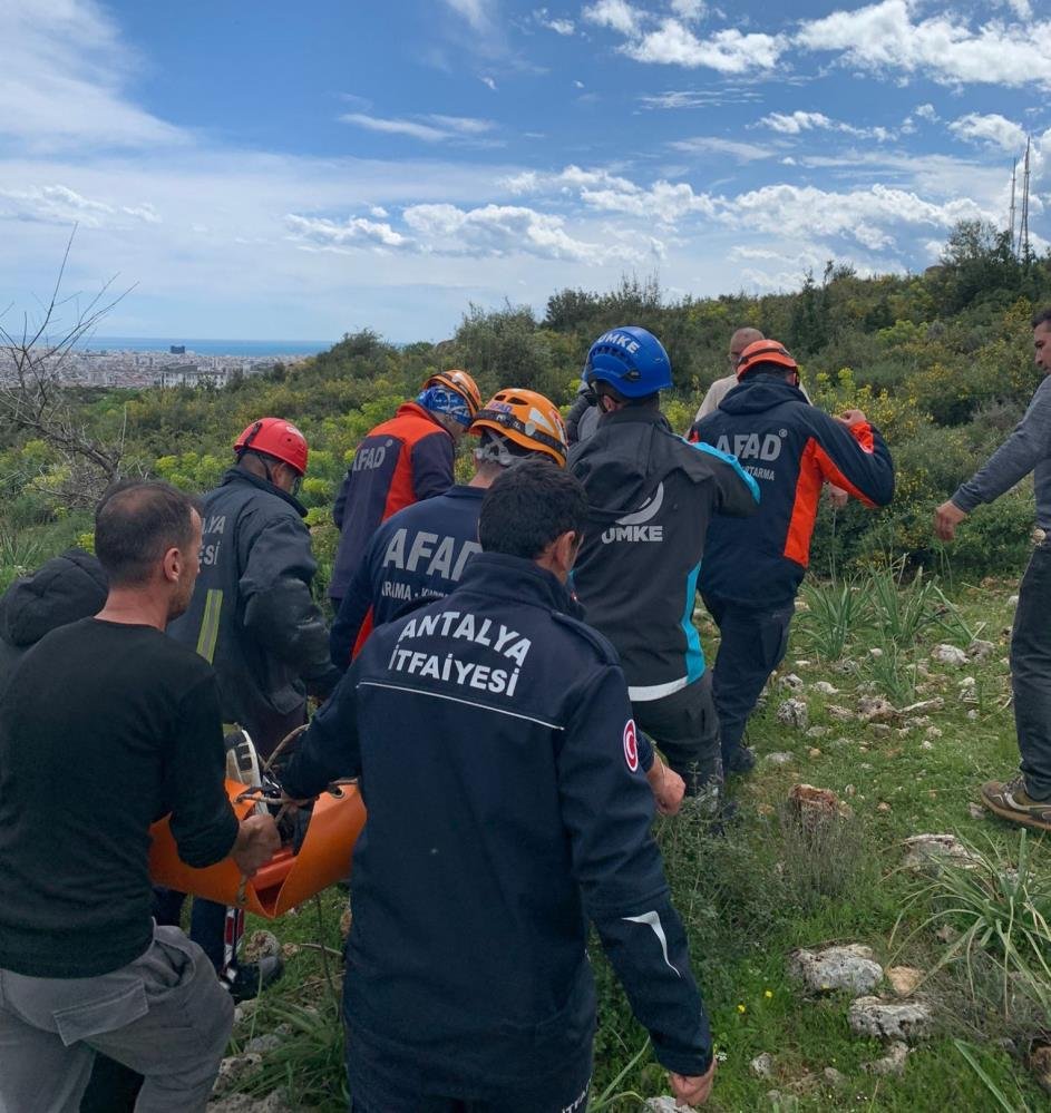 Dengesini kaybederek kayalıklardan düşen kadını ekipler kurtardı