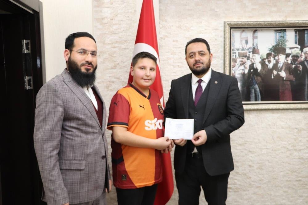 Bayram harçlıklarını Filistin'e bağışladı