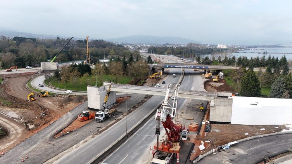 Kocaeli'de 700 tonluk vinçle 9 saatlik gece operasyonu