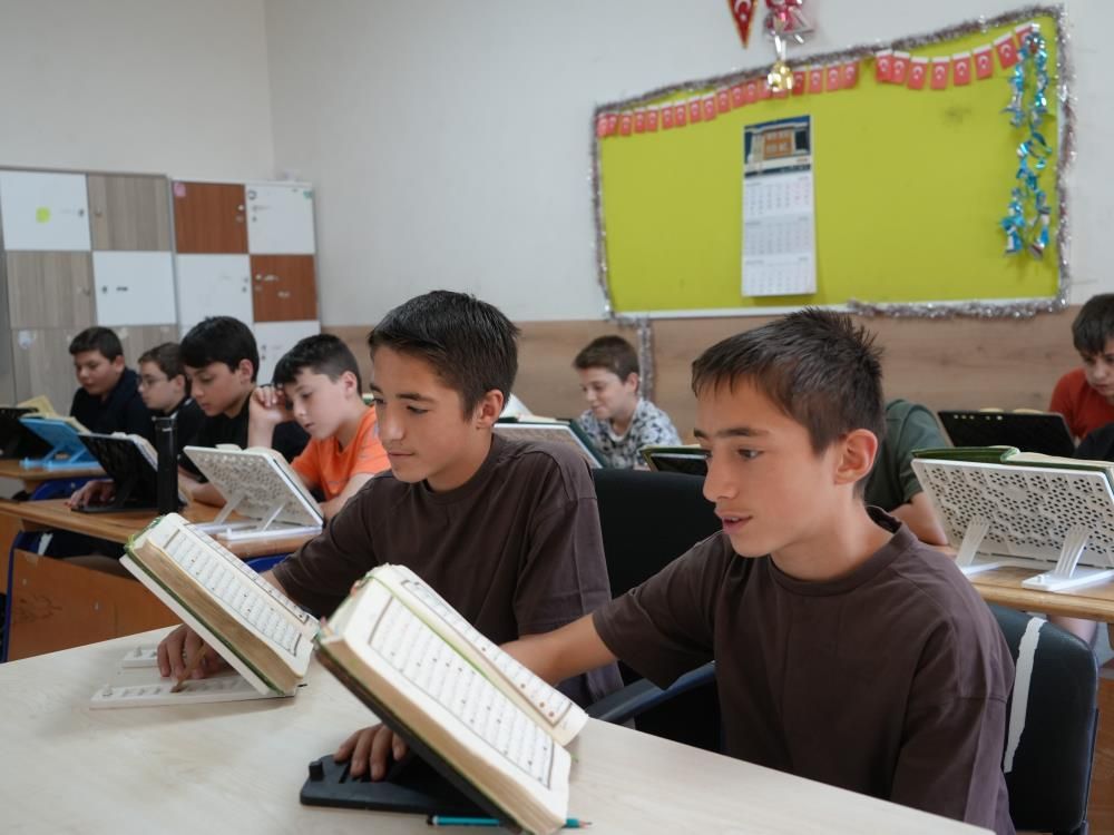13 yaşındaki ikiz kardeşler birlikte Kur'an-ı Kerim'i ezberleyerek hafız oldu