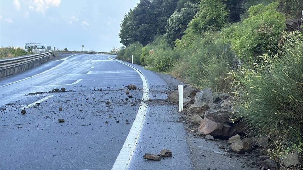 Alaplı-Akçakoca yolunda heyelan ulaşımı aksattı