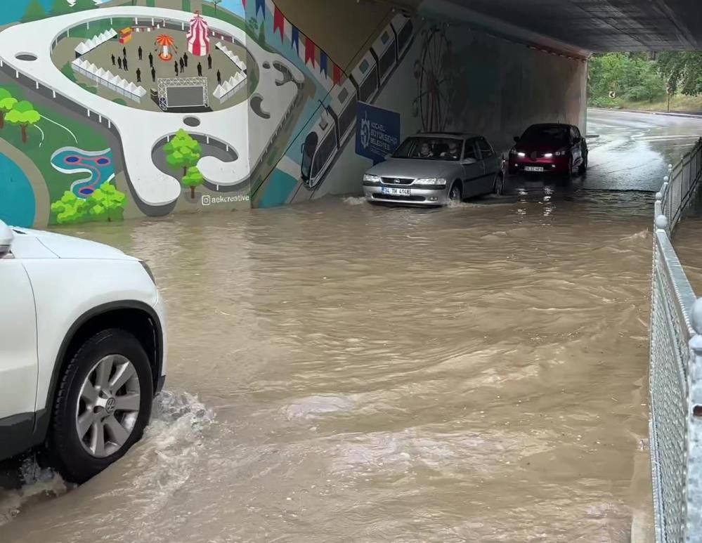 Kocaeli'de sağanak alt geçidi suyla doldurdu