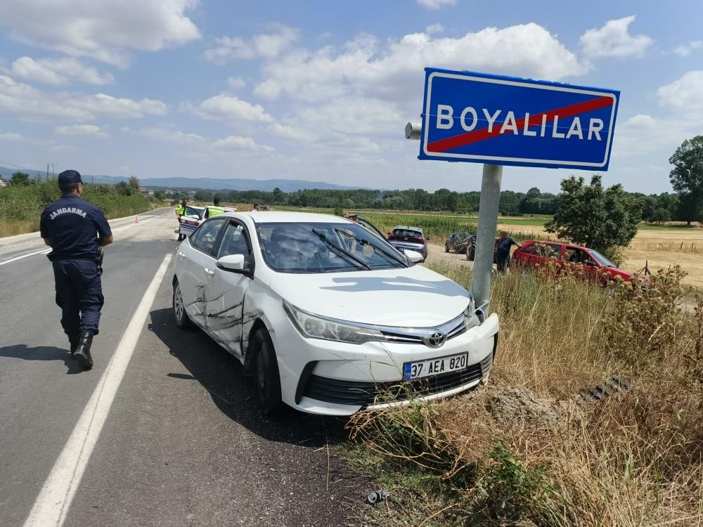 Kastamonu’da otomobil traktörle çarpıştı: 2 yaralı