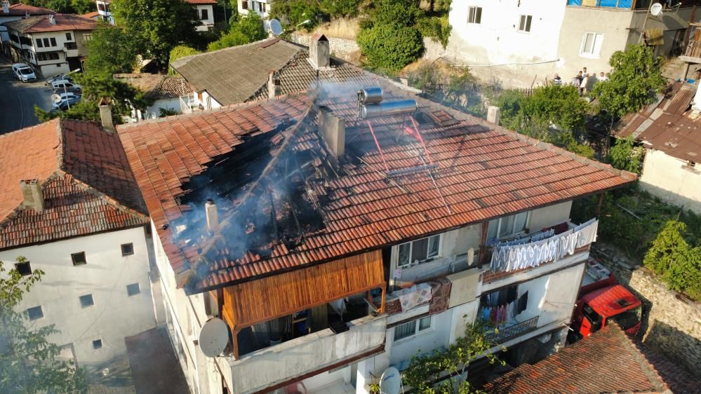 Safranbolu’da 3 katlı evin çatısında çıkan yangın söndürüldü