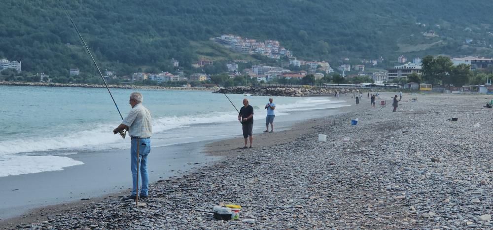 Karadeniz'de balık bolluğu yaşanıyor: Oltasını kapan deniz kenarına koştu