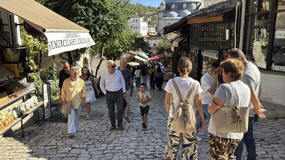 Tarihi sokaklarda hafta sonu hareketliliği