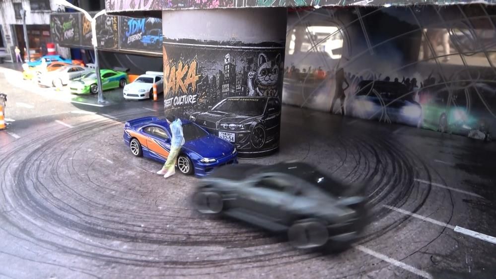 Bagajda drift atan oyuncak otomobil görenleri şaşırttı