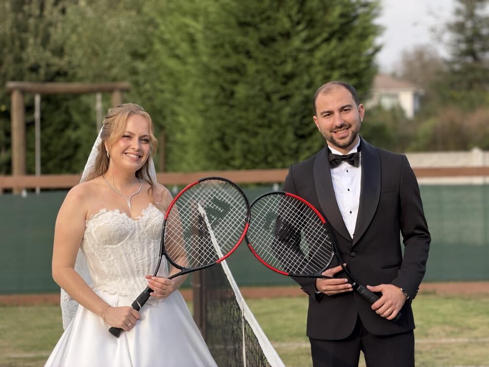 Genç çift tenis kortunda evlendi