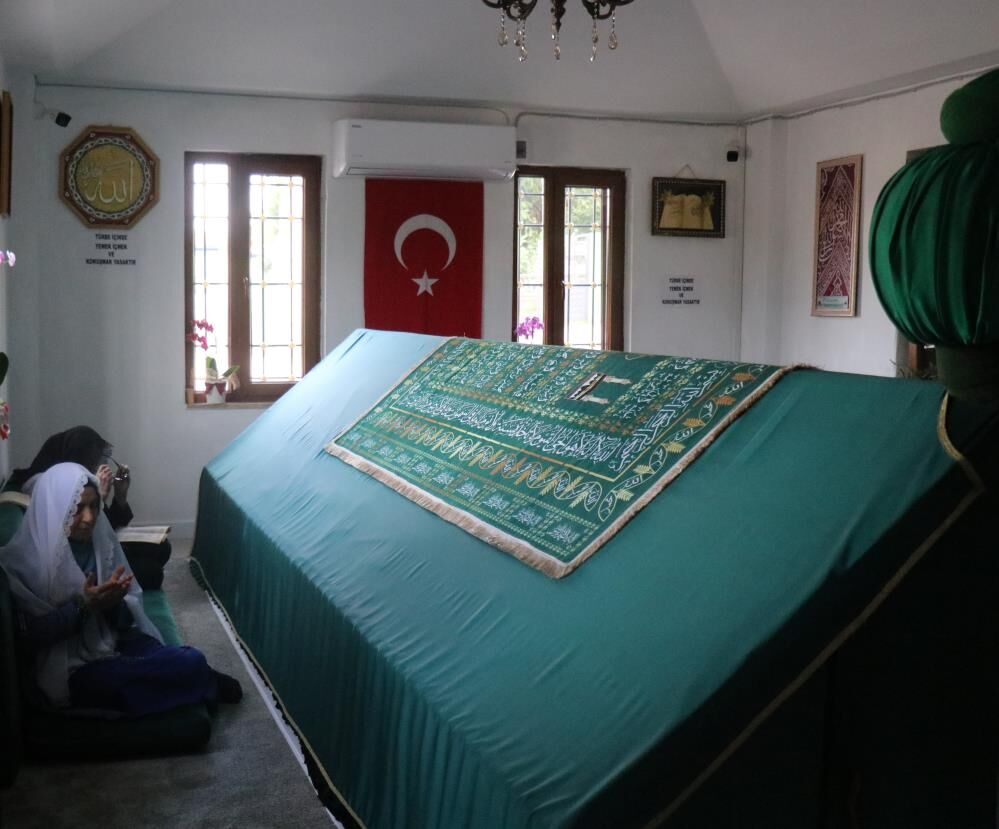 Şehre ve nehre adı verildiği rivayet edilen zatın türbesinde huzur buluyorlar