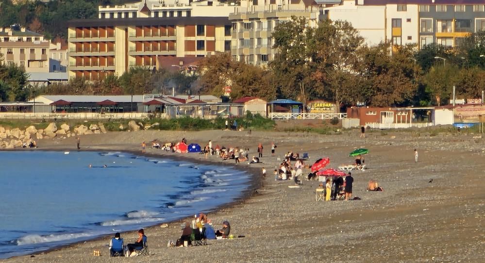 Kastamonu'da vatandaşlar yazdan kalma günün tadını sahilde çıkardı