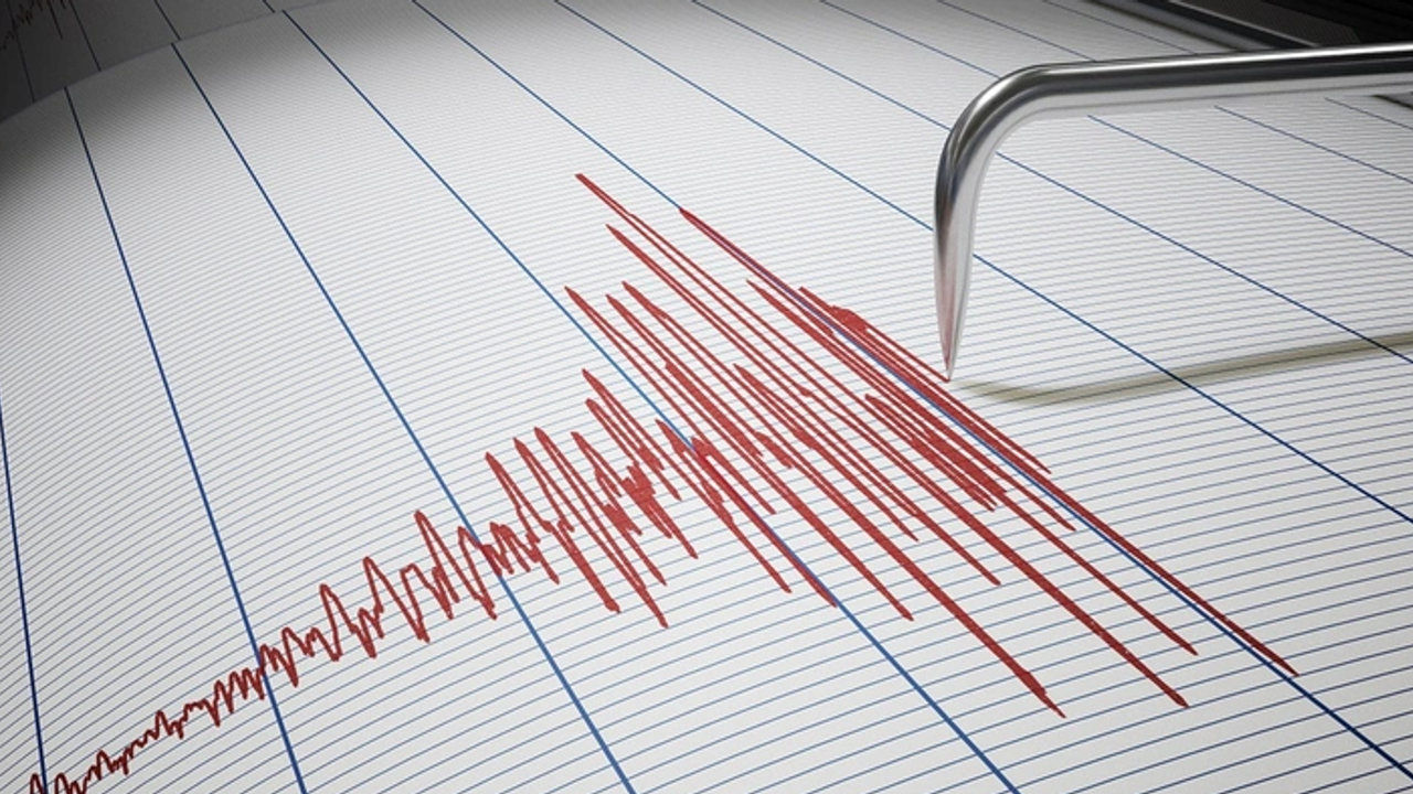 İzmir'de panik yaratan deprem! Çevre illerde de hissedildi