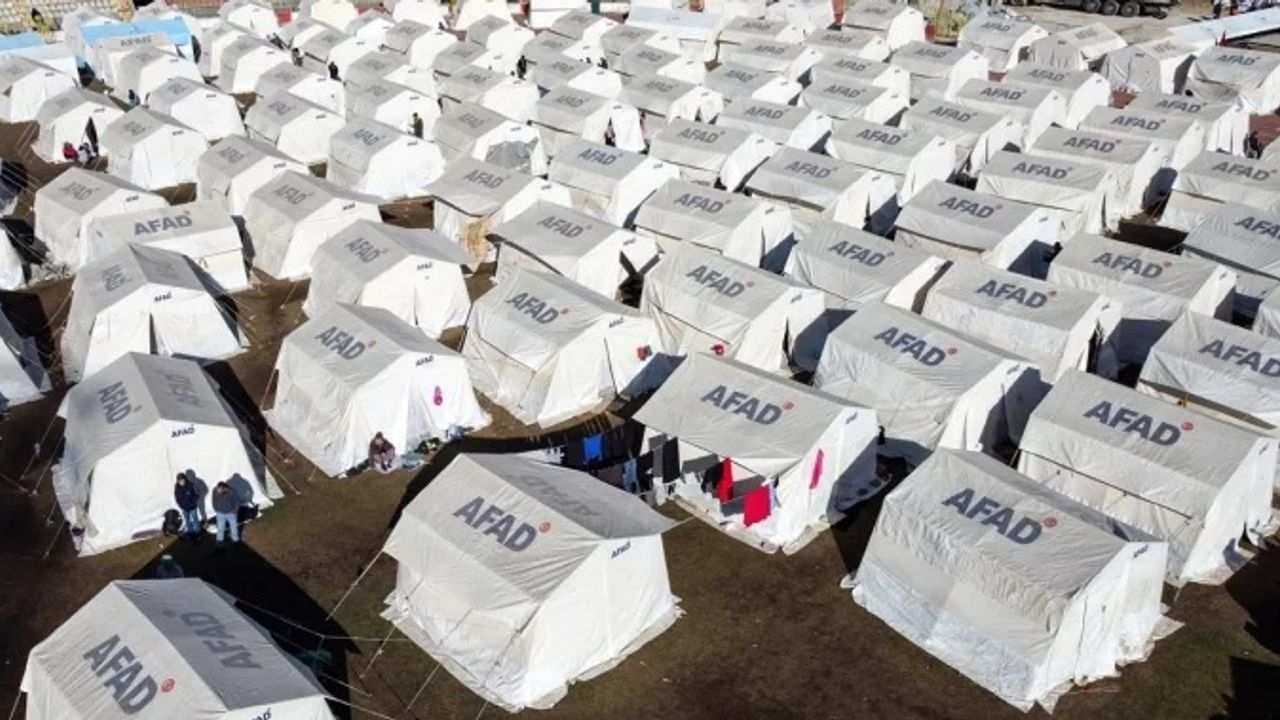 AFAD: Deprem bölgelerine çadır sevkiyatlarımız aralıksız devam ediyor