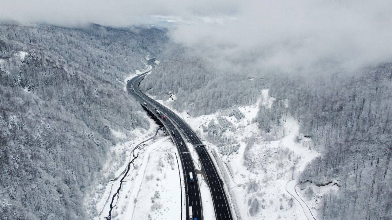 Bolu Dağı'nda kar yağışı aralıklarla sürüyor