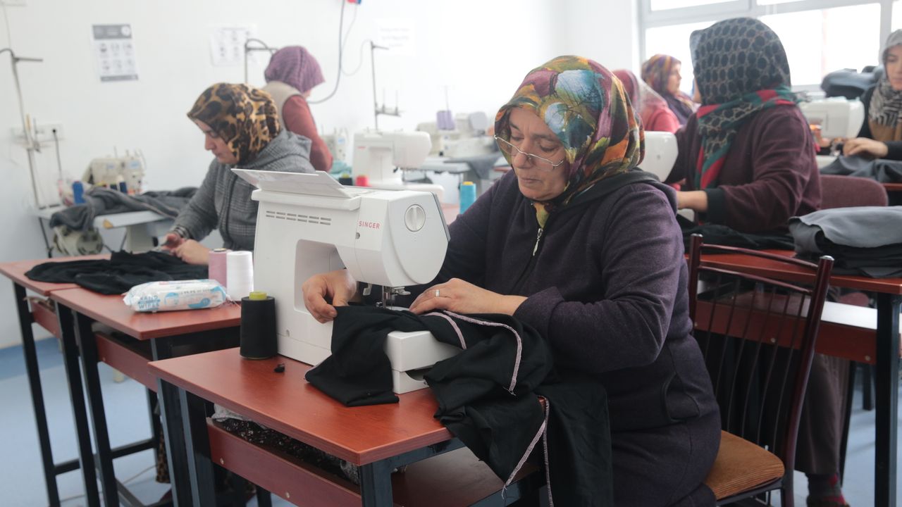 Bolu'da gönüllüler, kış ortasında her şeyini kaybeden depremzedeleri sıcak tutmak için çabalıyor