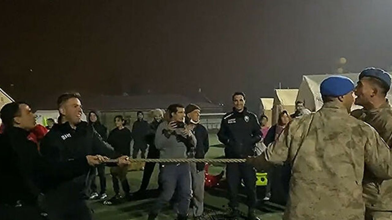 Jandarma komando ve polisler çadır kentte halat çekme oyunu oynadı