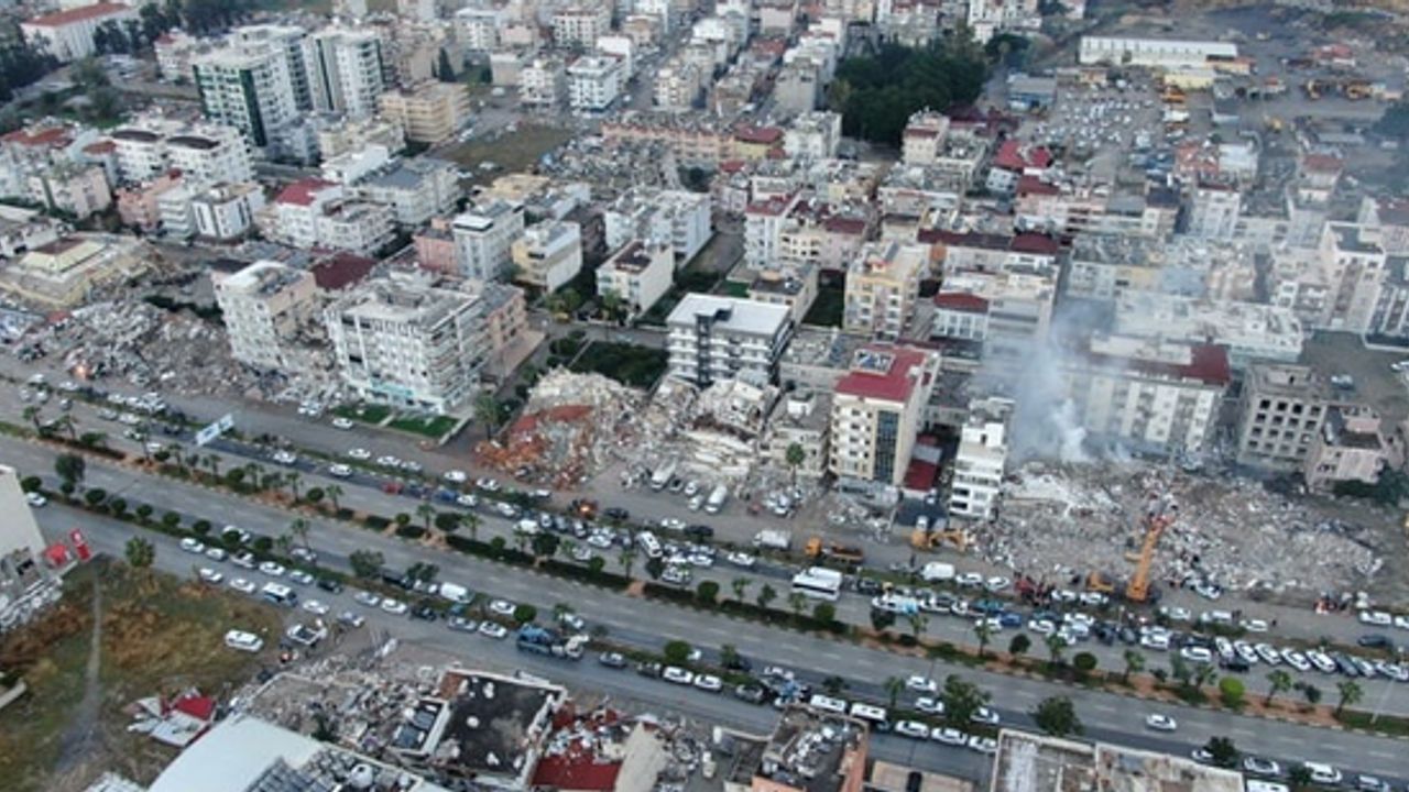 Depremin hasar verdiği İskenderun'a havadan bakış