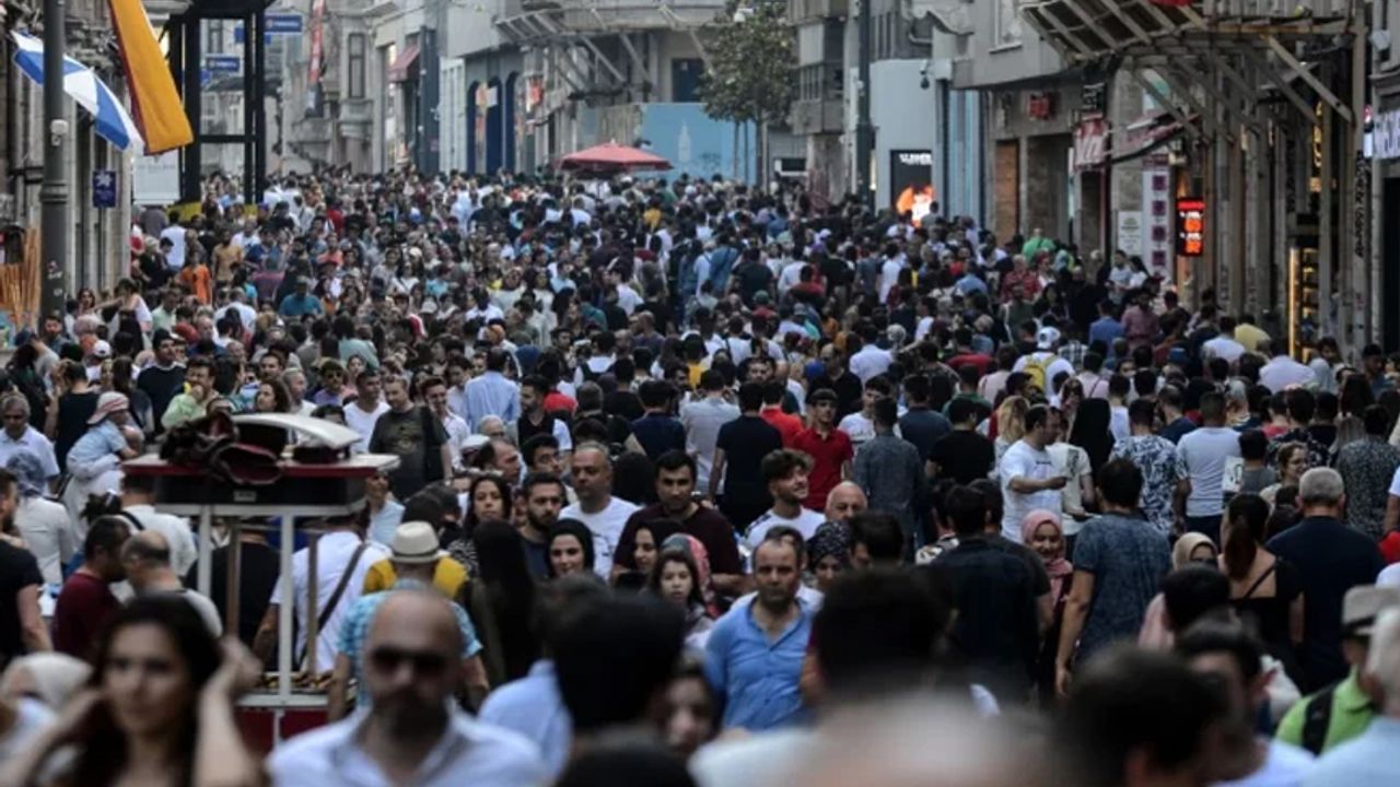TÜİK Araştırdı: Türkiye'nin Yüzde 49,7'si Mutlu, Yüzde 65'i Umutlu