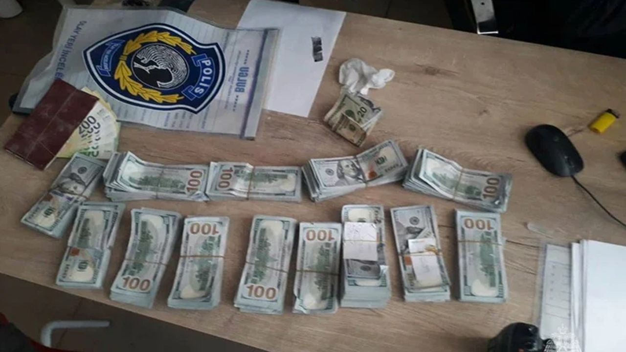 Rus arama ekibi, enkazda bulduğu 150 bin doları polise teslim etti