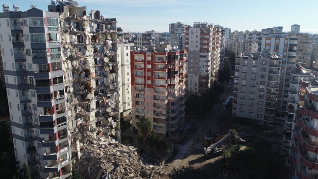 Adana'da yıkılan binanın müteahhidi kendini savundu: Depremde binanın yalnızca bir kısmı yıkıldı