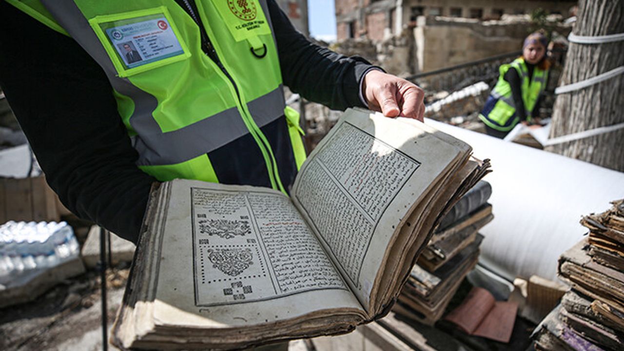Hatay'da tarihi yapıların enkazından 300 eser kurtarıldı