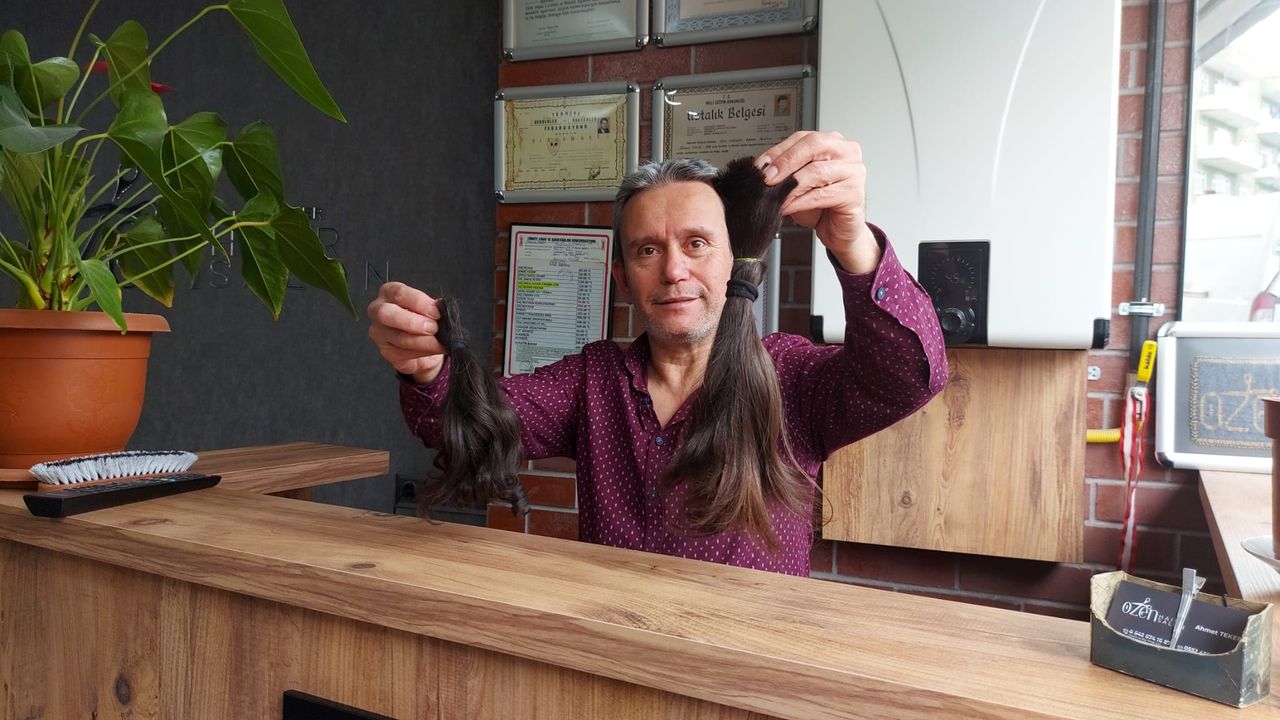 Karabük'te kuaför, topladığı saçları lösemili çocuklara bağışlıyor