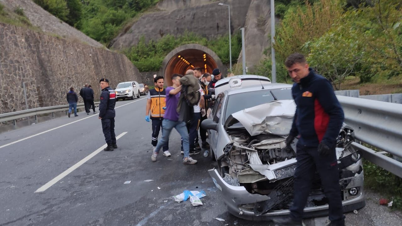 Zonguldak'taki hafif ticari araç ile otomobilin çarpıştığı kazada 4 kişi yaralandı