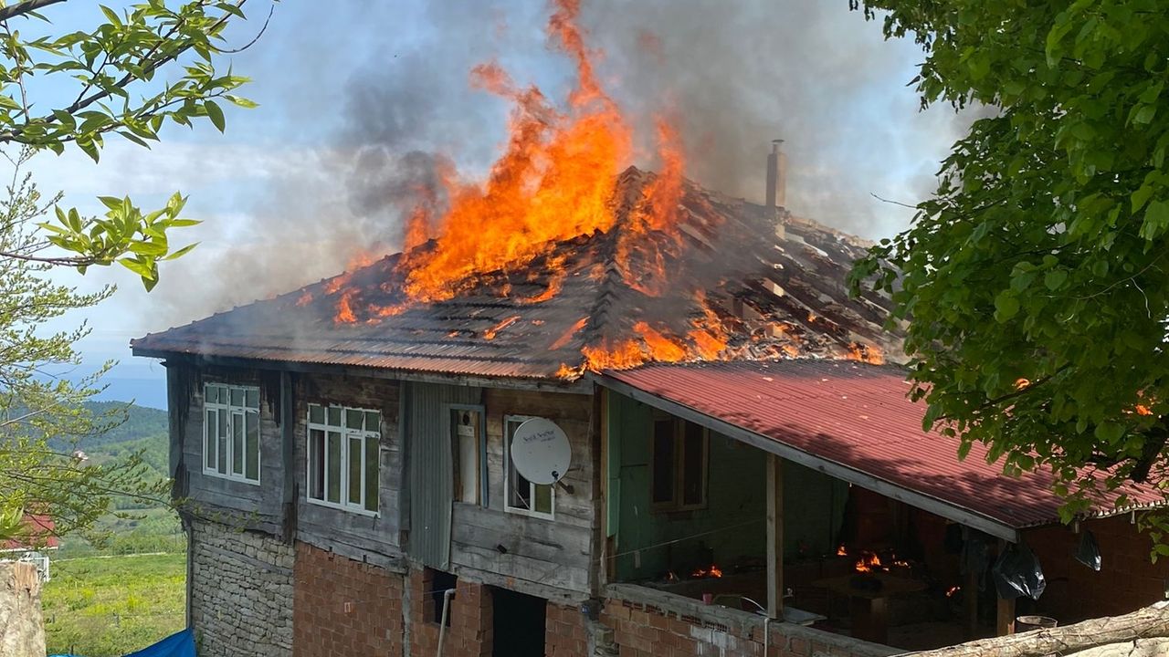 Ayancık'ta çıkan yangında bir ev yandı