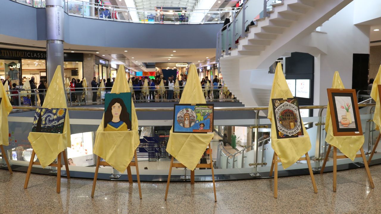 Kastamonu'da ortaokul öğrencilerinin hazırlandığı karma resim sergisi açıldı