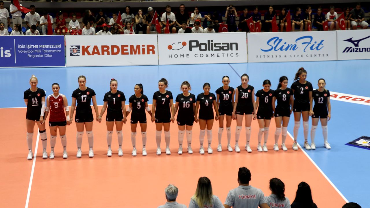 İşitme Engelliler Türkiye Kadın Voleybol Milli Takımı Avrupa ikincisi oldu  