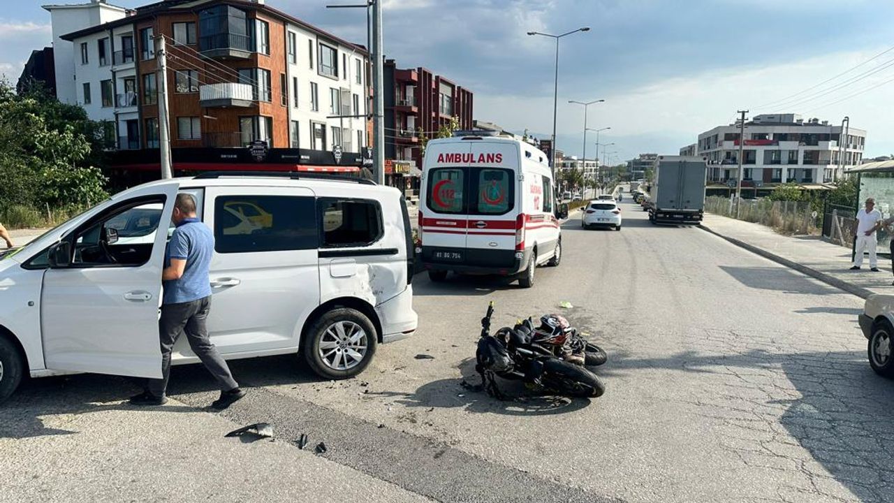 Otomobille çarpışan motosikletteki 2 kişi yaralandı