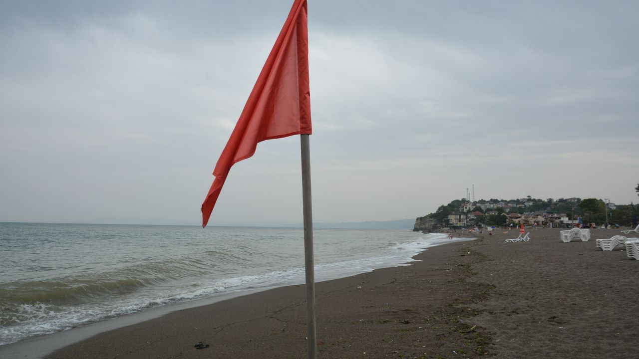 Olumsuz hava koşulları nedeniyle denize girmek yasaklandı