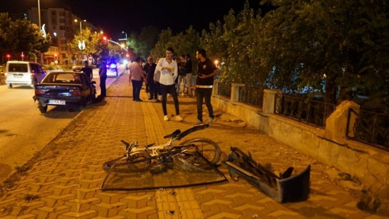 Kastamonu'da otomobilin çarptığı bisikletli 2 kişi yaralandı