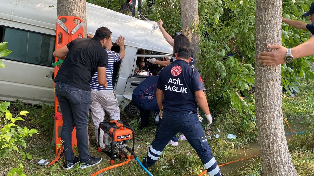 Kastamonu'da ağaca çarpan minibüsün sürücüsü yaşamını yitirdi