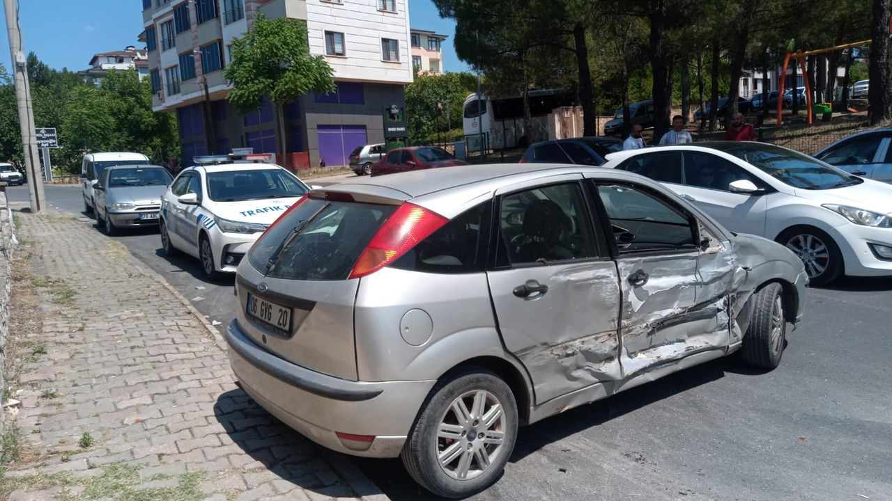 Karabük'te minibüs ve otomobil çarpıştı, 4 kişi yaralandı