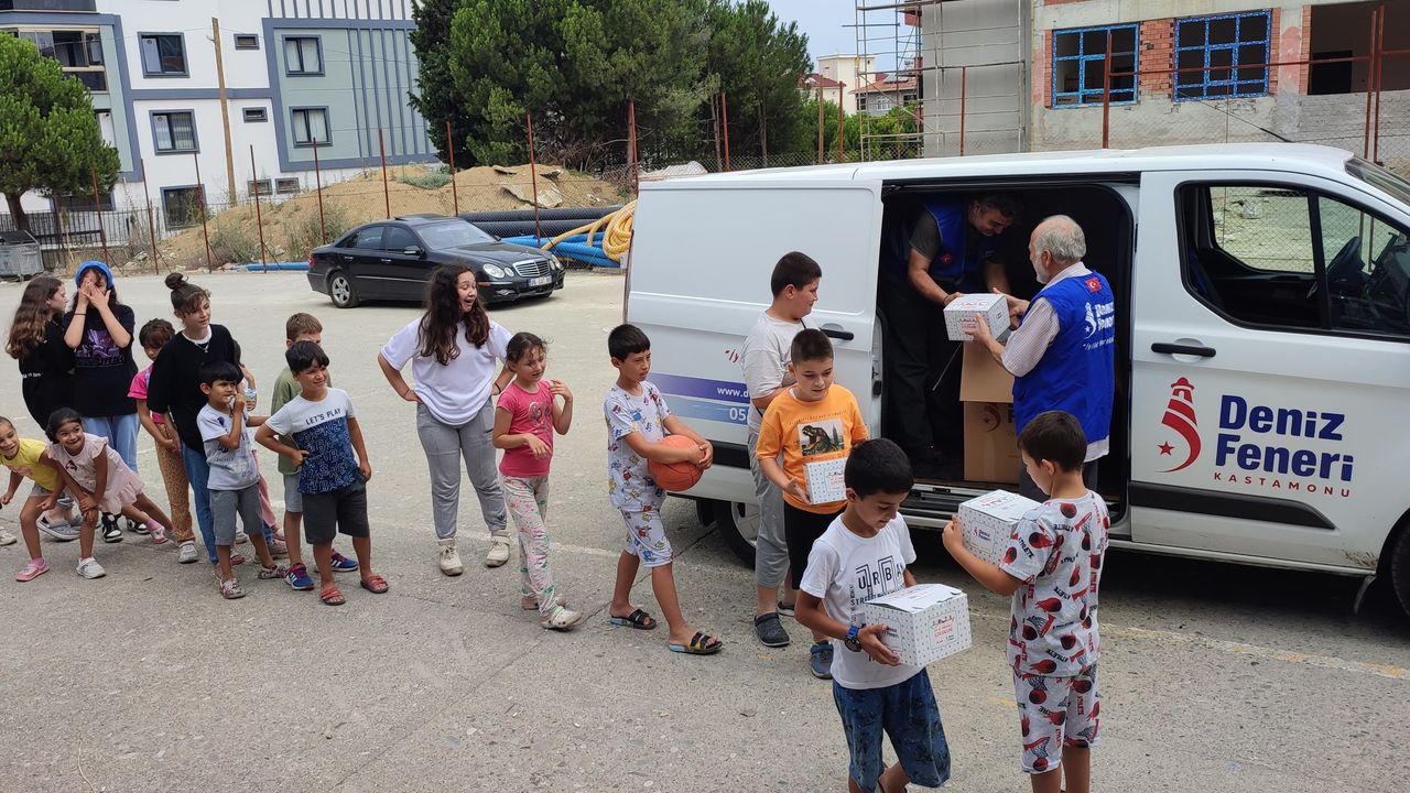 Kastamonu'da Kur'an kurslarını bitiren çocuklara "İyi ki varsınız çocuklar" hediye paketi verildi