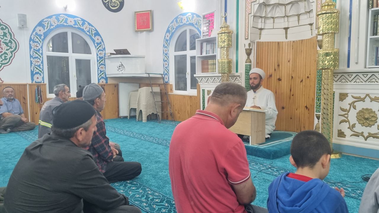Düzce'de köy camisinde açılan çay ocağı cemaatin bütünleşmesini sağlıyor