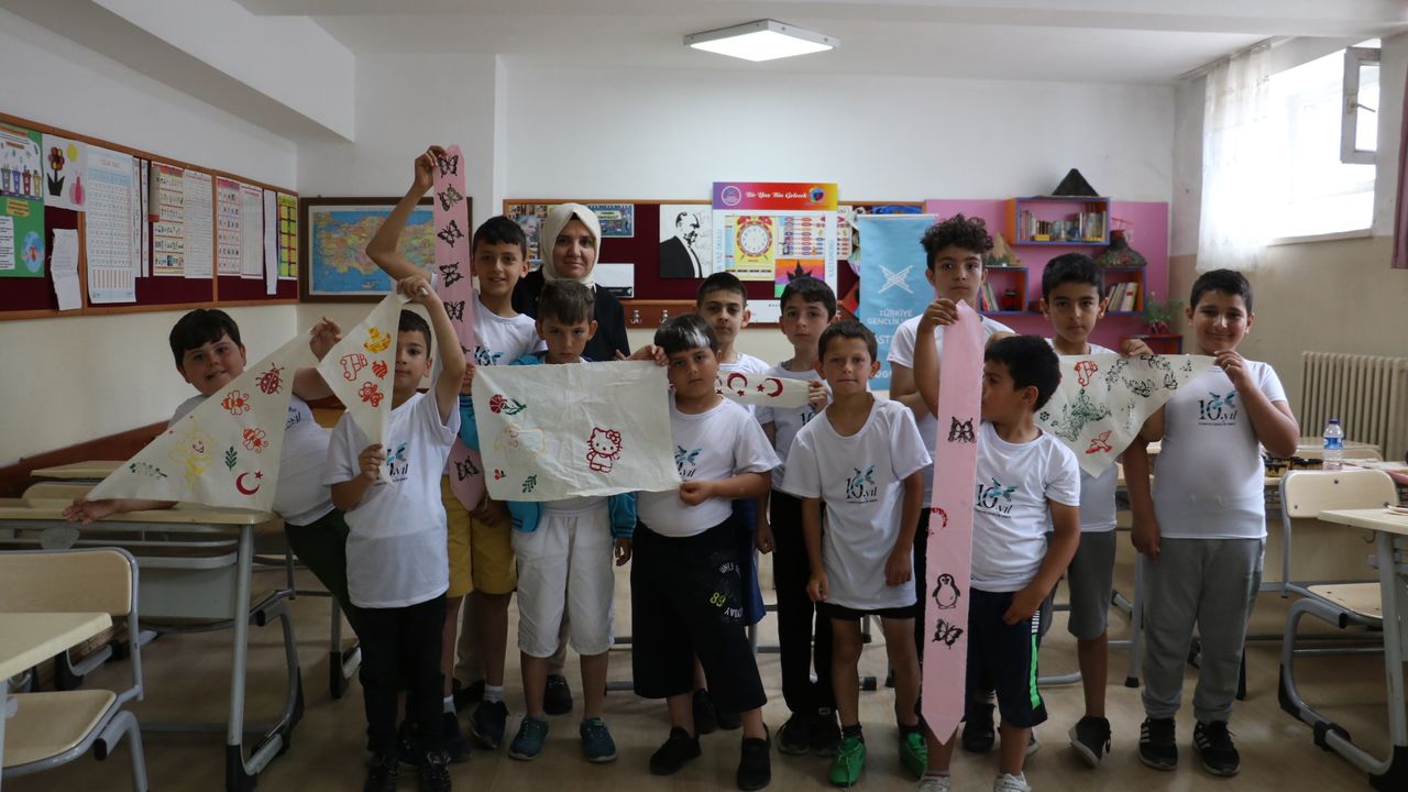 Öğrenciler yaz okullarında hem Kur'an hem de el sanatları öğreniyor
