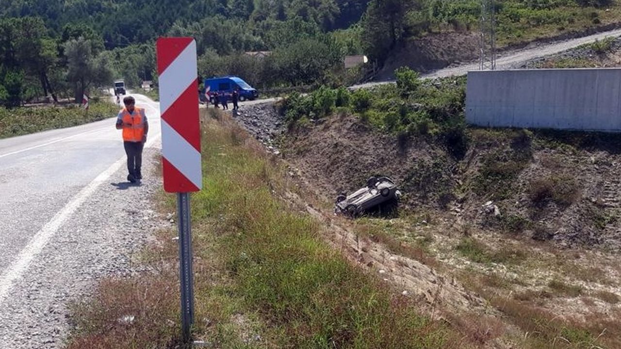 Türkeli'de uçuruma devrilen otomobilin sürücüsü yaralandı