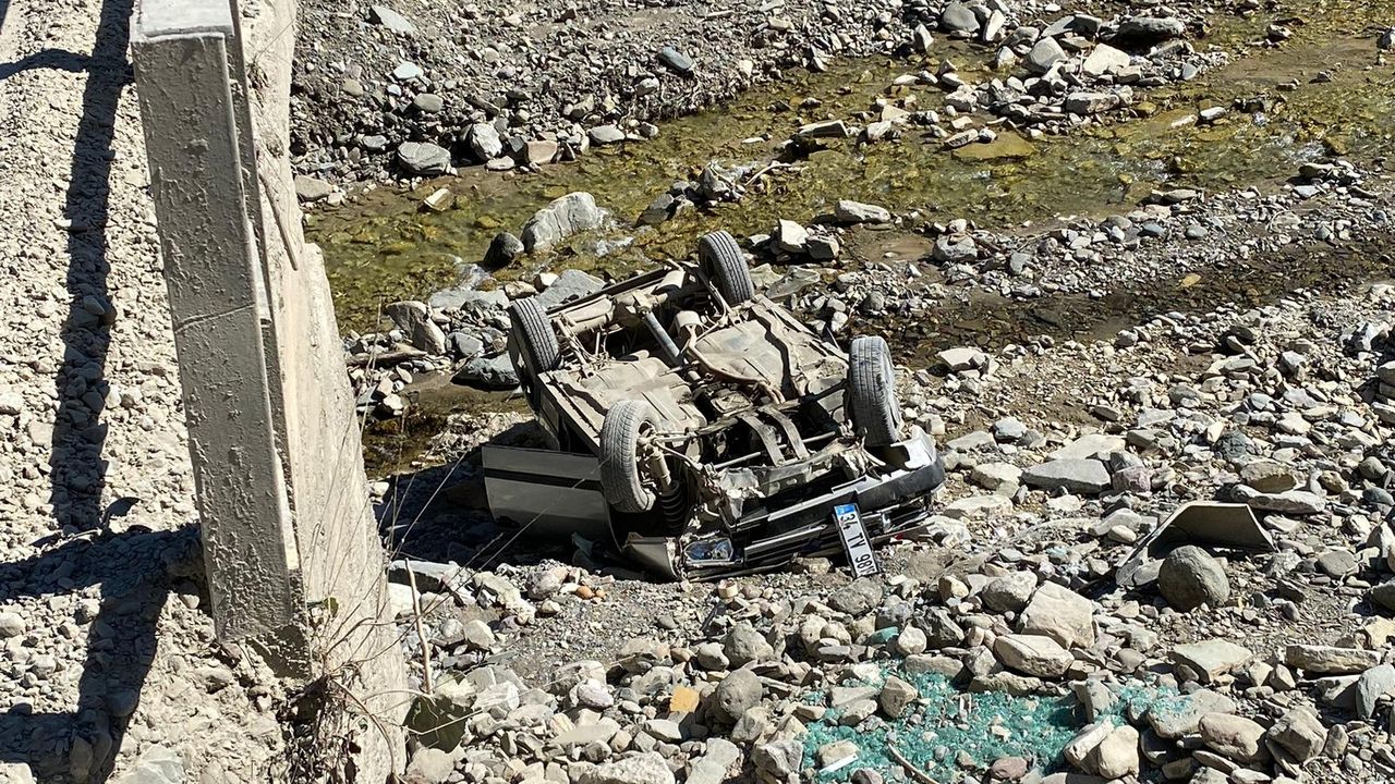 Kastamonu'da köprüden düşen otomobildeki 2 kişi yaralandı