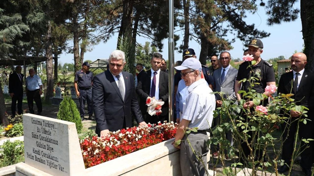 Vali Aslan, 15 Temmuz şehidi Emniyet Müdürü Ufuk Baysan'ın mezarını ziyaret etti