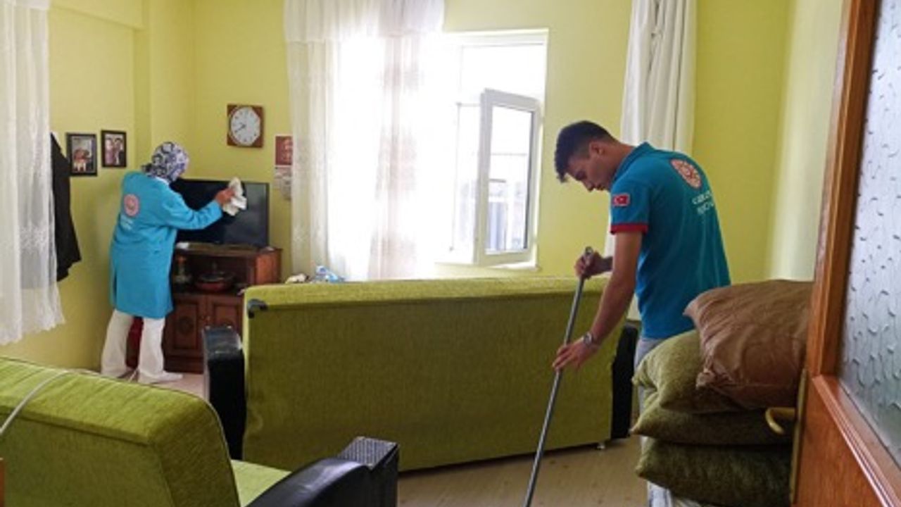 Gerze'de yaşlıların evleri temizlenerek, kişisel bakımları yapıldı