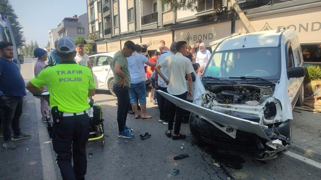 Düzce'de hafif ticari araç ile otomobilin çarpıştığı kazada 1'i bebek 5 kişi yaralandı