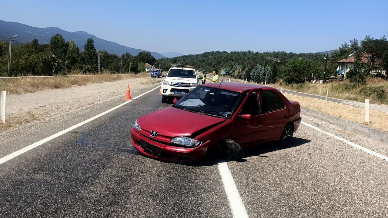 Karabük'te refüje çarpan otomobildeki 2 kişi yaralandı