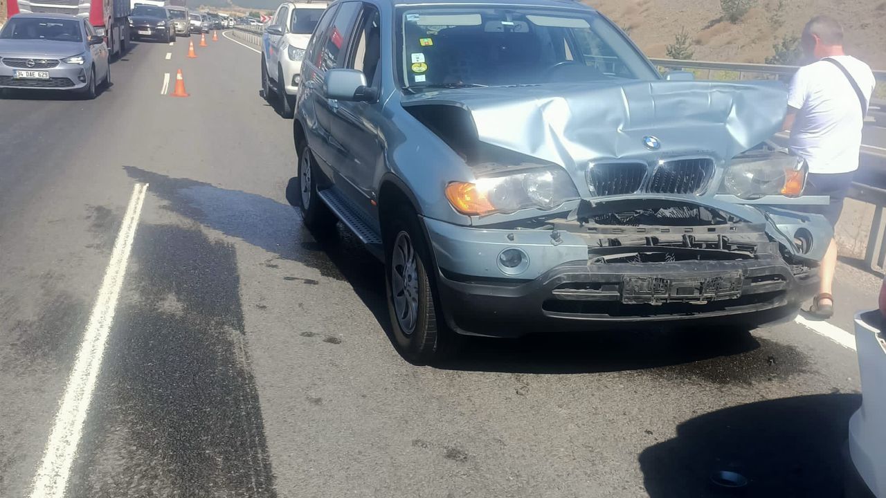 3 aracın karıştığı trafik kazasında 2 kişi yaralandı