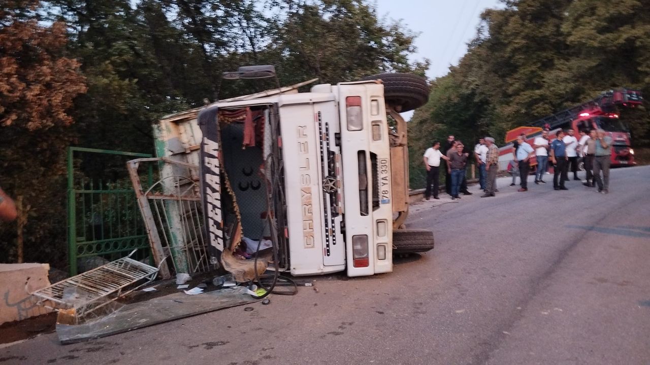 Karabük'te devrilen tomruk yüklü kamyonun sürücüsü yaralandı